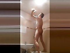 WG148 at1 nackt Mann im Bad wechselt Deckenleuchte aus