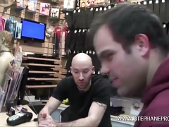 Stephane baise prisca starlette porno dans un sex-shop